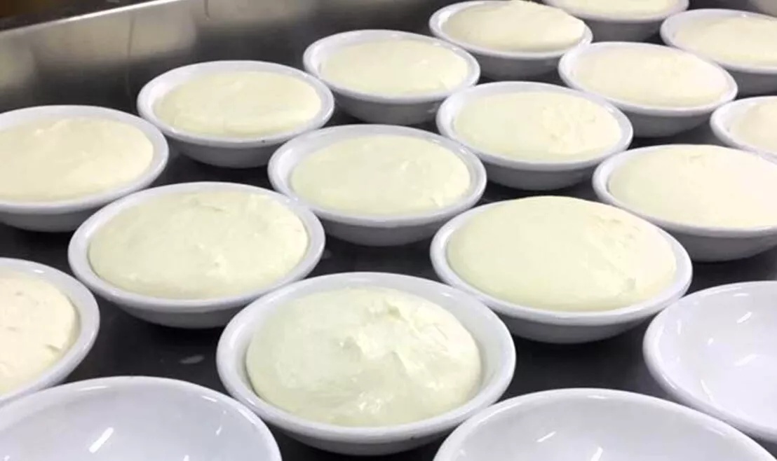 La Vastedda posta nei piatti di ceramica