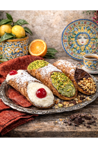 cannoli_siciliani_su_piatto_elegante